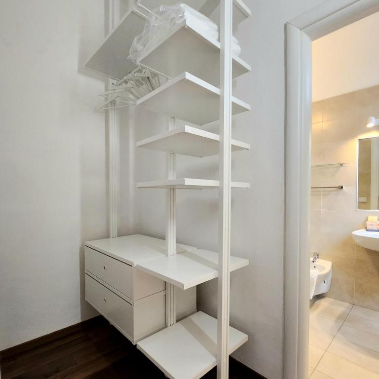 North Shore Torbole - King Room with Lake View - 7
