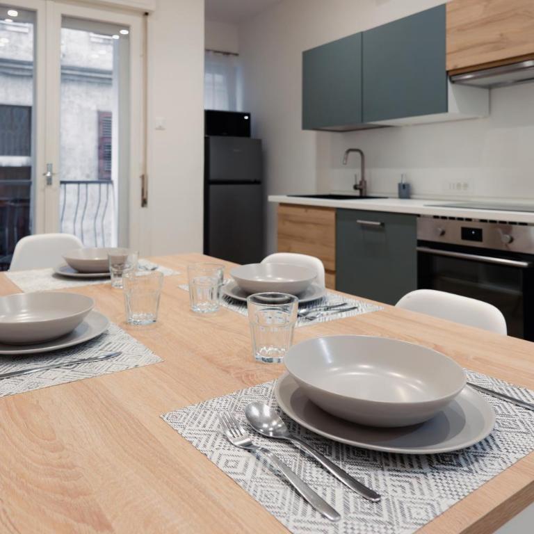 [Centro Storico] Moderno Trilocale con Balcone - Appartamento con 2 Camere da Letto - 3