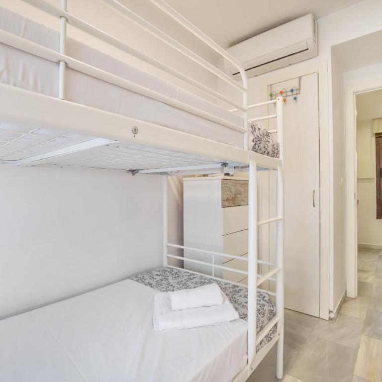 Encanto en la Judería: Apartamento con Patio - Apartamento de 2 dormitorios - 16