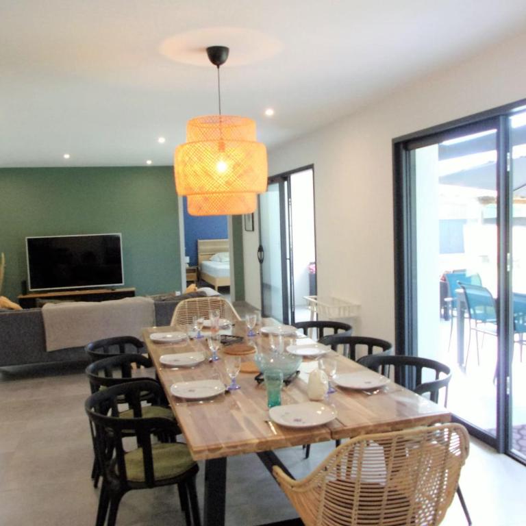 Maison contemporaine spacieuse avec jardin - Maison de Vacances - 1