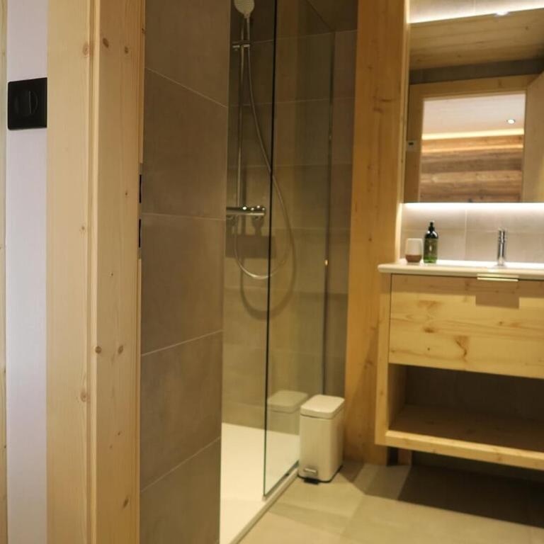 Chalet Luxueux aux Gets avec Jacuzzi, Proche des Pistes et du Centre, Idéal Familles et Groupes - FR-1-671-122 - Appartamento - 11