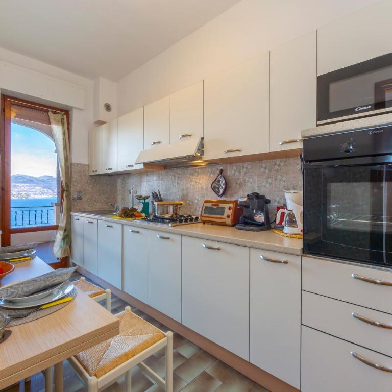 La Rosa Dei Venti Lake View Terrace - Happy Rentals - Two-Bedroom Apartment - 5