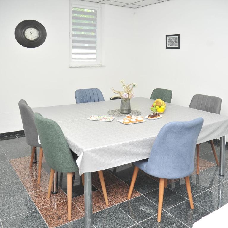 Pool House Maslina - Three-Bedroom Apartment - 23