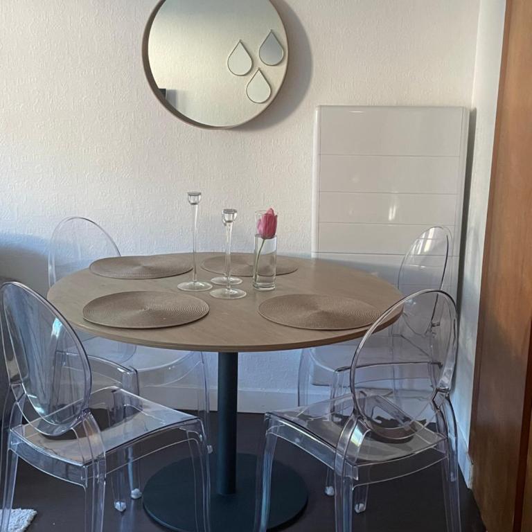50 m2 T2 au calme, lumineux, confortable, cosy, climatisé, privatif avec parking gratuit et terrasse - Maison 1 Chambre - 9