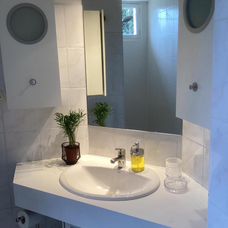 50 m2 T2 au calme, lumineux, confortable, cosy, climatisé, privatif avec parking gratuit et terrasse - Maison 1 Chambre - 19