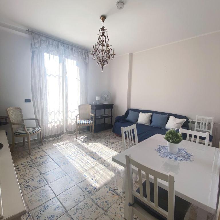 BEAUTIFUL renovated apartment ,NEXT TO THE BEACH ! AIR-C, FREE PARKING! - Appartement 1 Chambre - 2