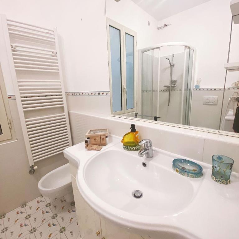 BEAUTIFUL renovated apartment ,NEXT TO THE BEACH ! AIR-C, FREE PARKING! - Appartement 1 Chambre - 10