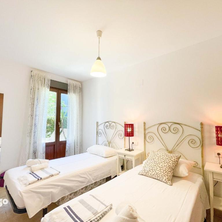 Stunning Garden Apartment - 6 people - HEN01 - Three-Bedroom Apartment - 8