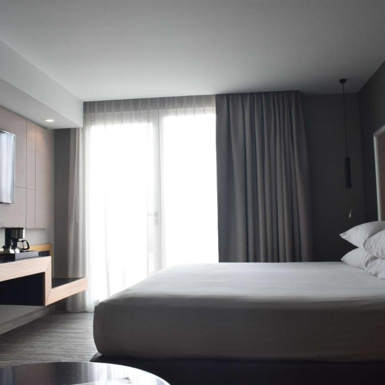 Ramada by Wyndham Mexico City Santa Fe - 1 King Bed, Suite Terrace, Non-Smoking - 4
