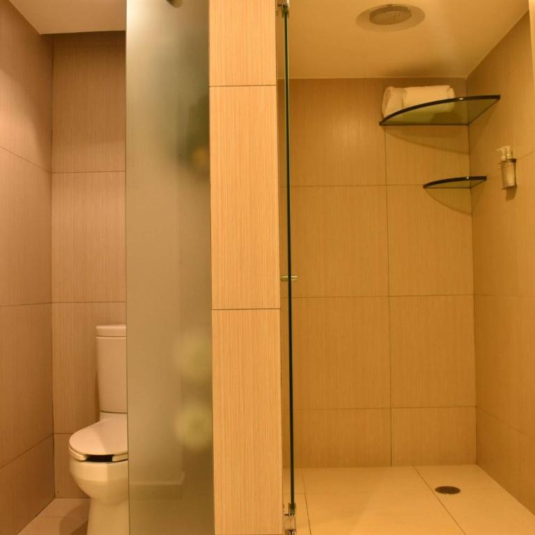 Ramada by Wyndham Mexico City Santa Fe - King Room - Non-Smoking - 3