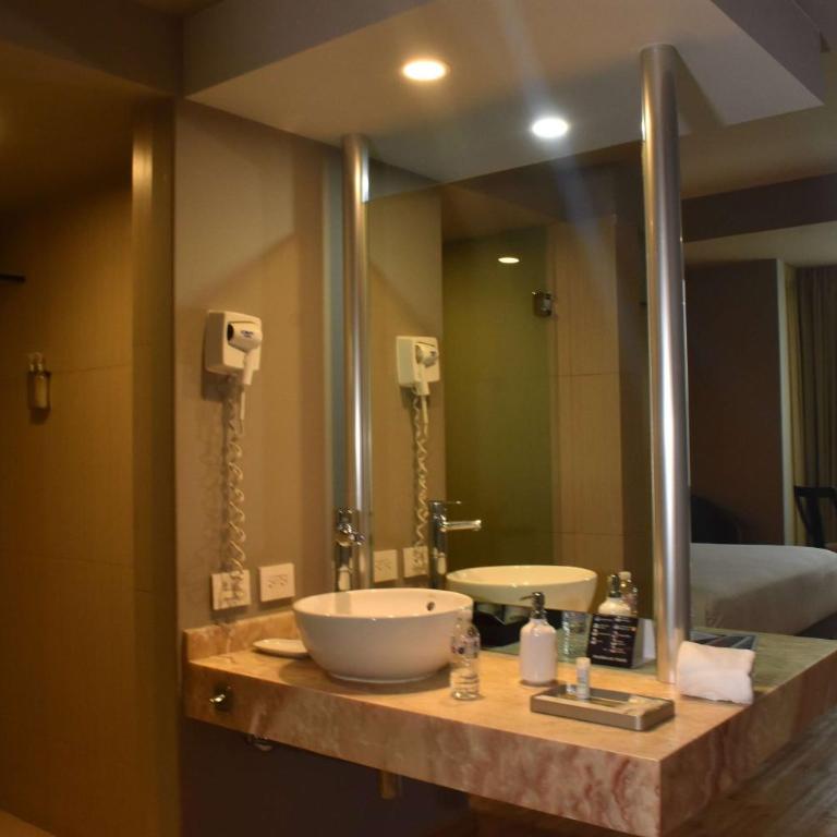 Ramada by Wyndham Mexico City Santa Fe - King Room - Non-Smoking - 5