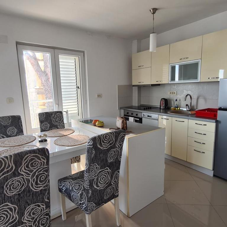 Chic apartment in the City Center by the sea - Two-Bedroom Apartment - 8