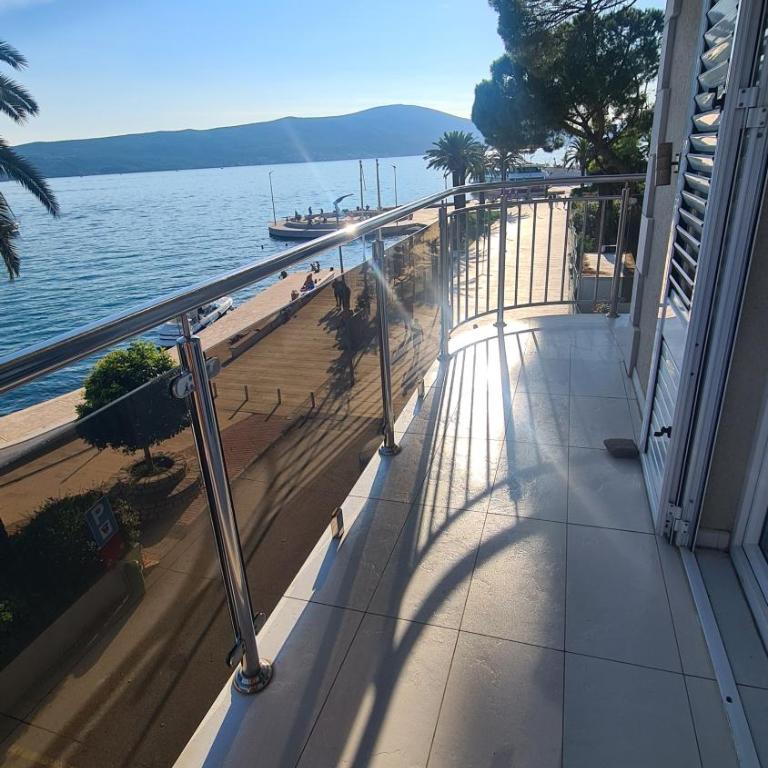 Chic apartment in the City Center by the sea - Two-Bedroom Apartment - 17