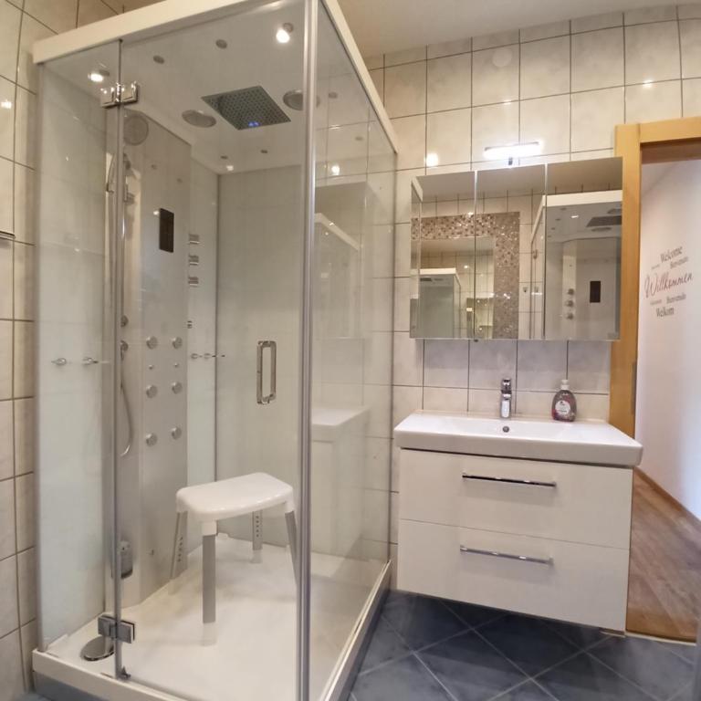 Appartementhaus Fink - Apartment mit Balkon und Whirlpool-Badewanne - 10