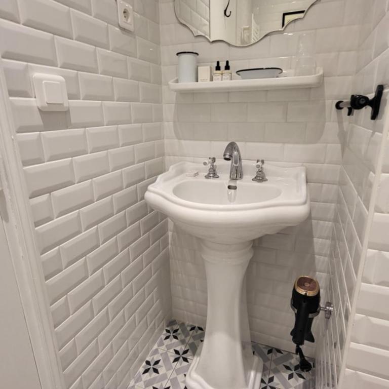 Chez Pépé Merle - Chambres d'hôtes dans le quartier du Père Lachaise - Chambre Double avec Salle de Bains Privative - 10