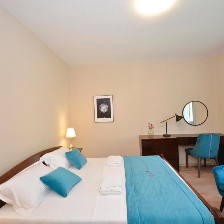 Fjordfront Aerie - Three-Bedroom Apartment - 13