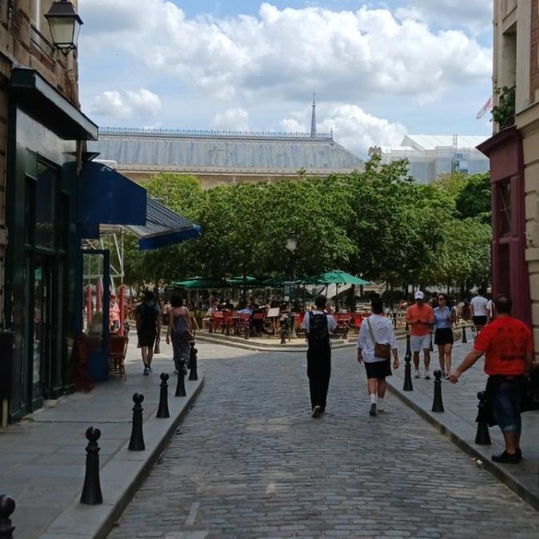 Emily in Paris - Appartamento con 1 Camera da Letto - 11