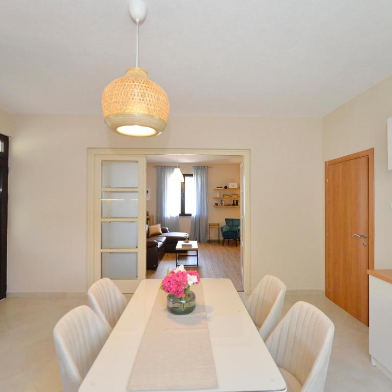 Fjordfront Aerie - Three-Bedroom Apartment - 11