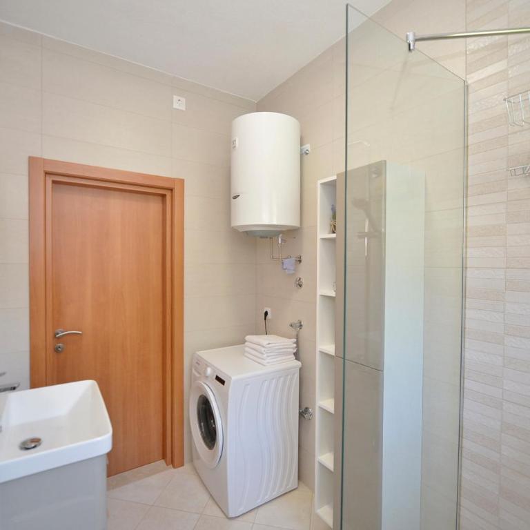 Fjordfront Aerie - Three-Bedroom Apartment - 27