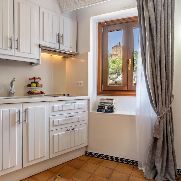 ADANAR Muralla Zirí Centro Premium - Executive Apartment with Alhambra Views with bath - 8
