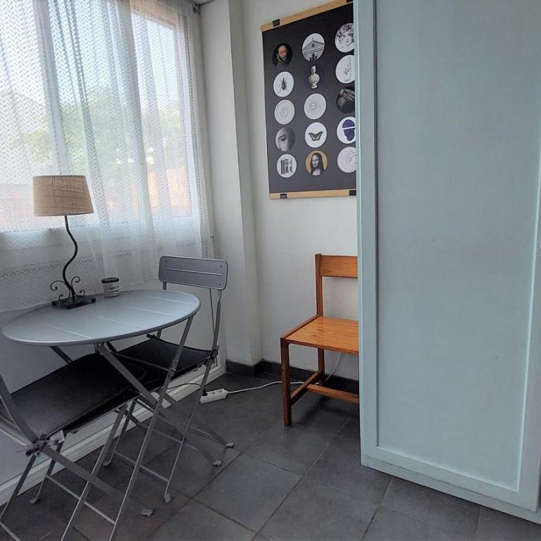 Chez Leslie et Vincent : logements climatisés avec parking privatif - Studio-Apartment - 5