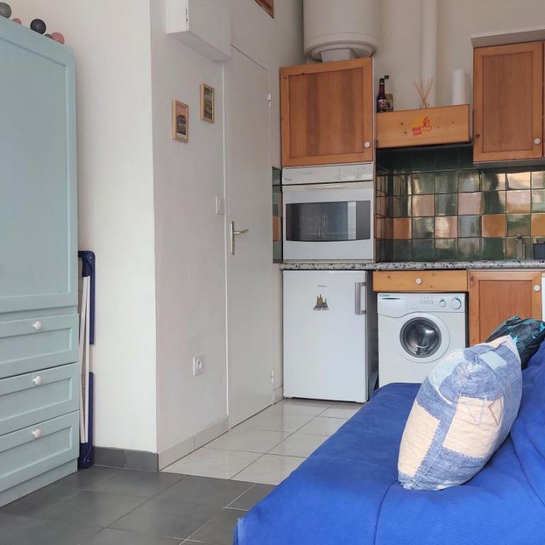 Chez Leslie et Vincent : logements climatisés avec parking privatif - Studio-Apartment - 8