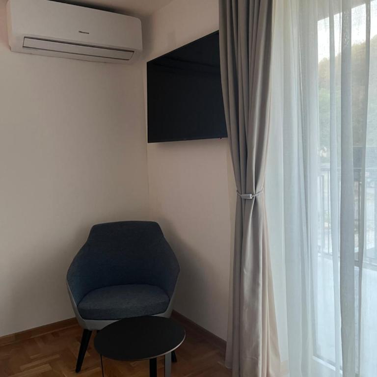 Vila Simfonija with Free parking - Deluks Dvokrevetna Soba sa Bračnim Krevetom i Balkonom - 12