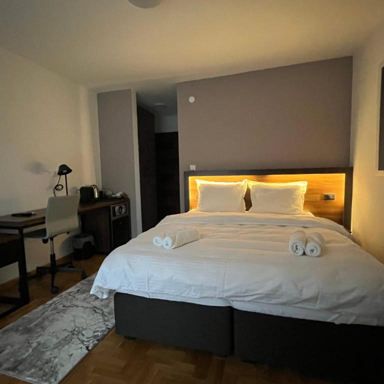 Vila Simfonija with Free parking - Deluks Dvokrevetna Soba sa Bračnim Krevetom i Balkonom - 7