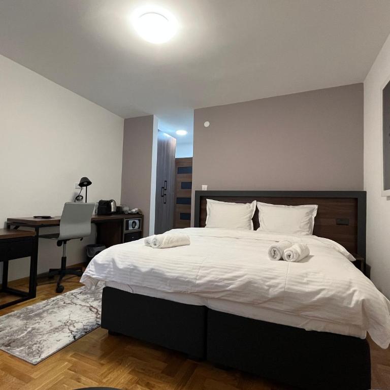 Vila Simfonija with Free parking - Deluks Dvokrevetna Soba sa Bračnim Krevetom i Balkonom - 8