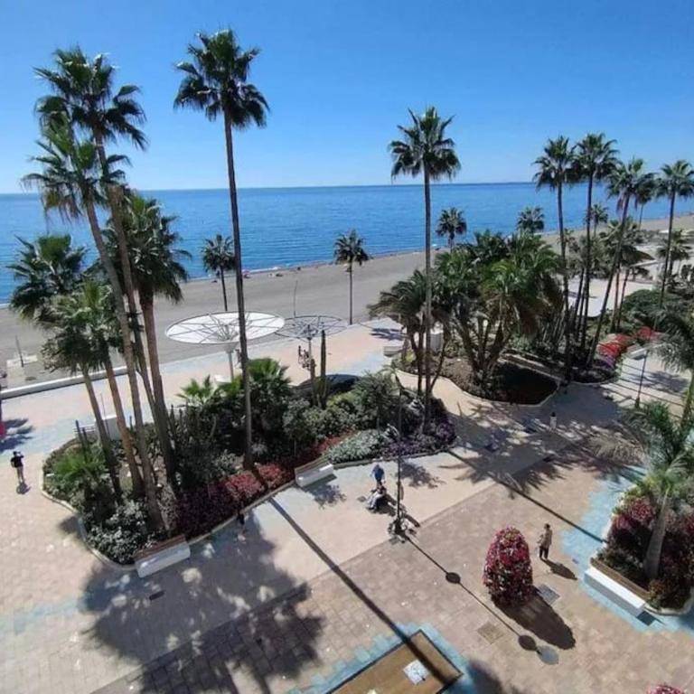 2-Bedroom Beachside Apartment with Private Parking, Estepona Centre - Apartamento de 2 dormitorios - 1