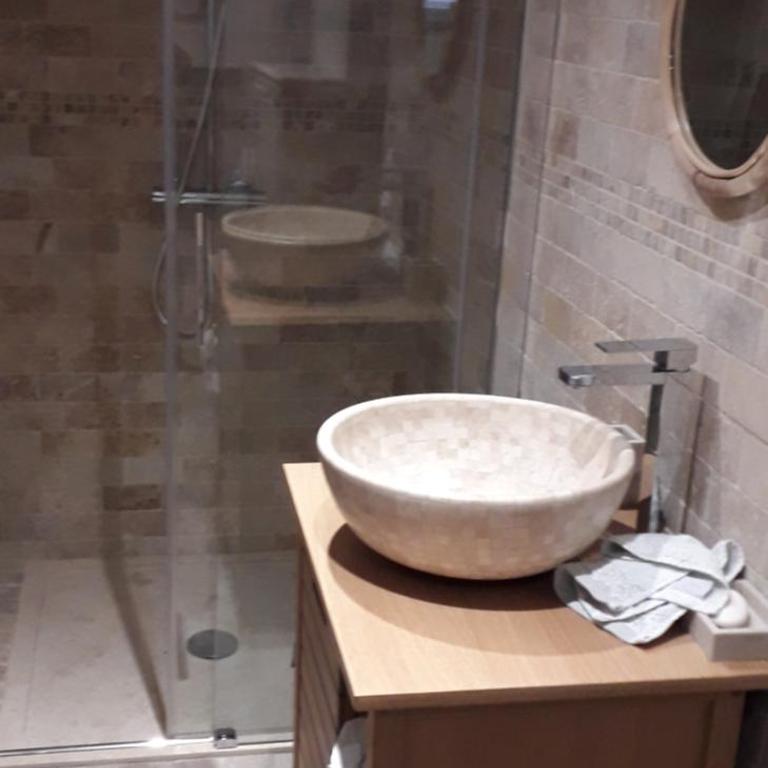 logement indépendant au calme proche toutes commodités et transports - Chambre Lit Queen-Size - Vue sur Piscine - 5