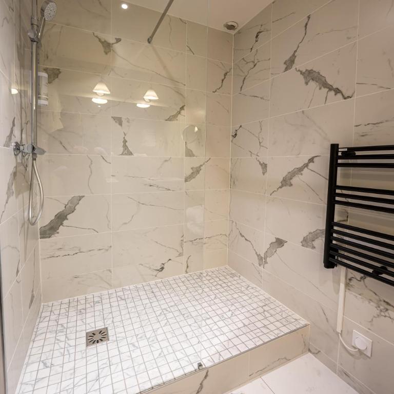 Best Western Adagio Saumur - Suite Lit King-Size - Vue sur Fleuve - 8