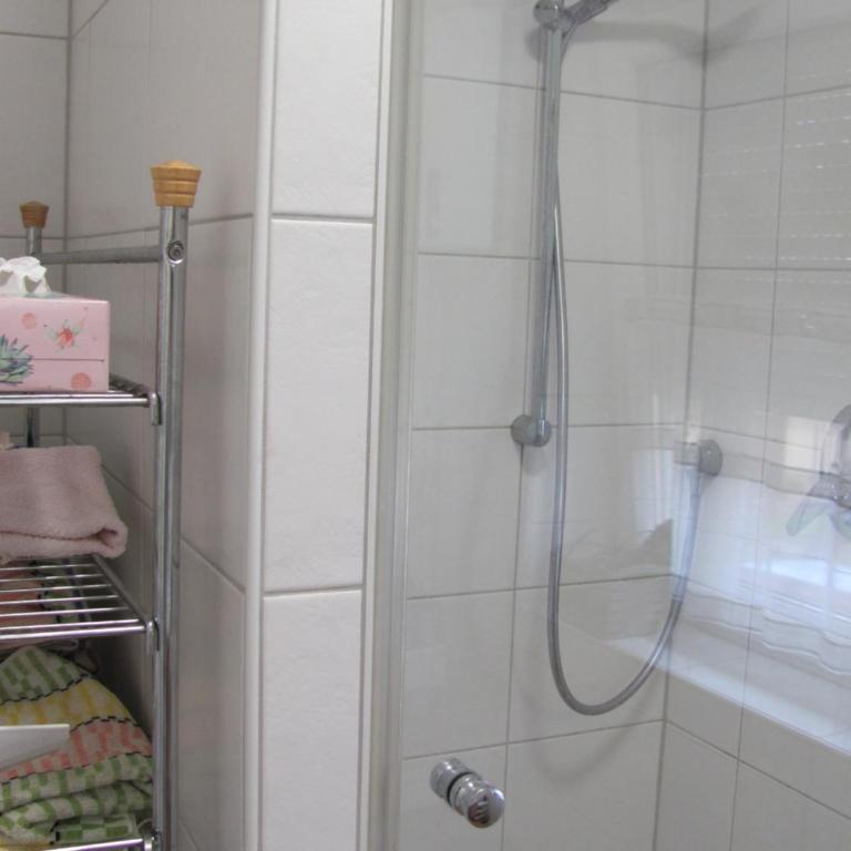 #1Komfortables helles Gästezimmer mit Balkon mit Gemeinschaftsbad W-Lan Airport nah Late Night Check in Haus Nr 9,5 - Apartment mit 1 Schlafzimmer - 18