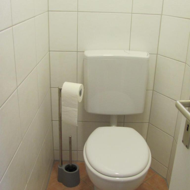 #1Komfortables helles Gästezimmer mit Balkon mit Gemeinschaftsbad W-Lan Airport nah Late Night Check in Haus Nr 9,5 - Apartment mit 1 Schlafzimmer - 20