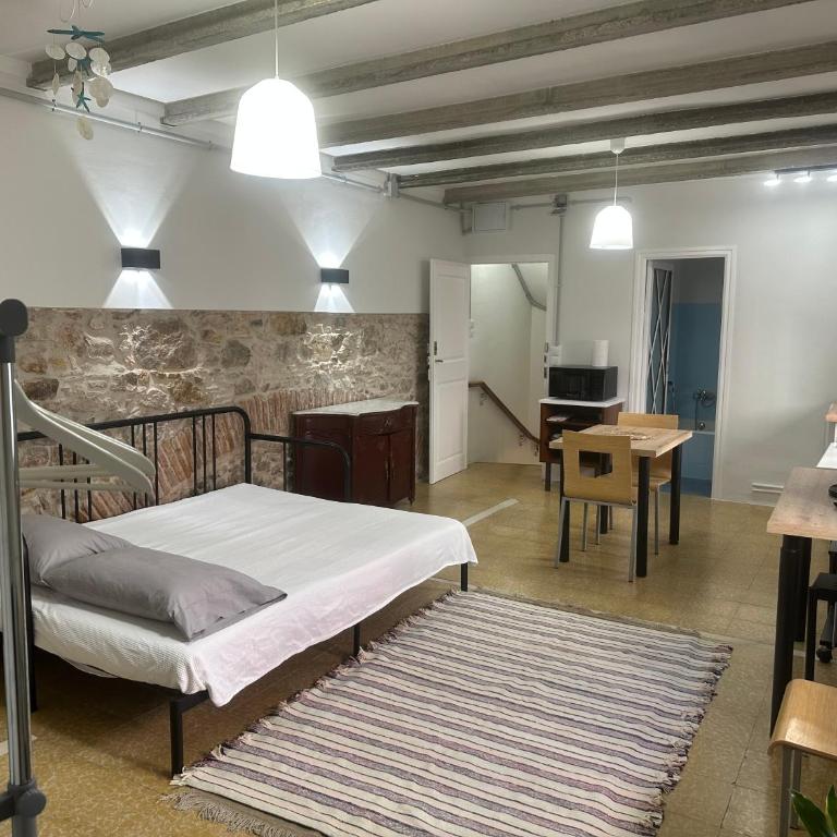 NOTARIA-Apartamento y Estudio en casco antiguo, al lado de playa, Rambla y Monasterio, con acceso a terraza ajardinada - Estudio con sofá cama - 25