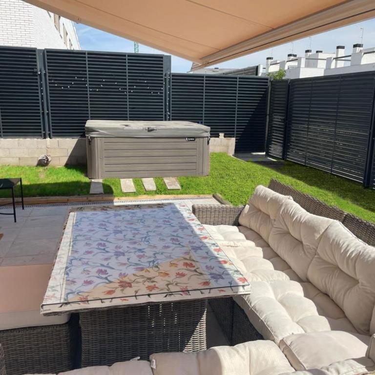 Acogedora casa en Madrid con piscina privada, jacuzzy y garaje - Villa - 25