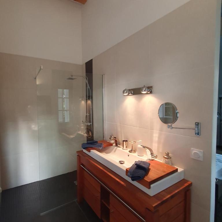 Lou Pantai, Bed and Breakfast, Delux Bedroom with AC - Camera Matrimoniale - 5