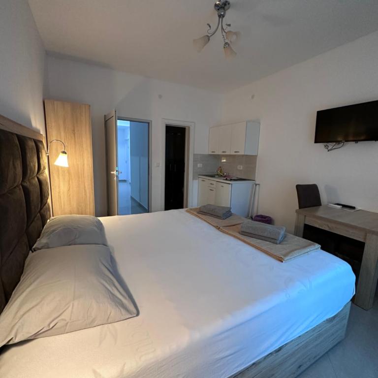 Apartments Blanco - Dvokrevetna Soba sa Bračnim Krevetom i Balkonom - 2
