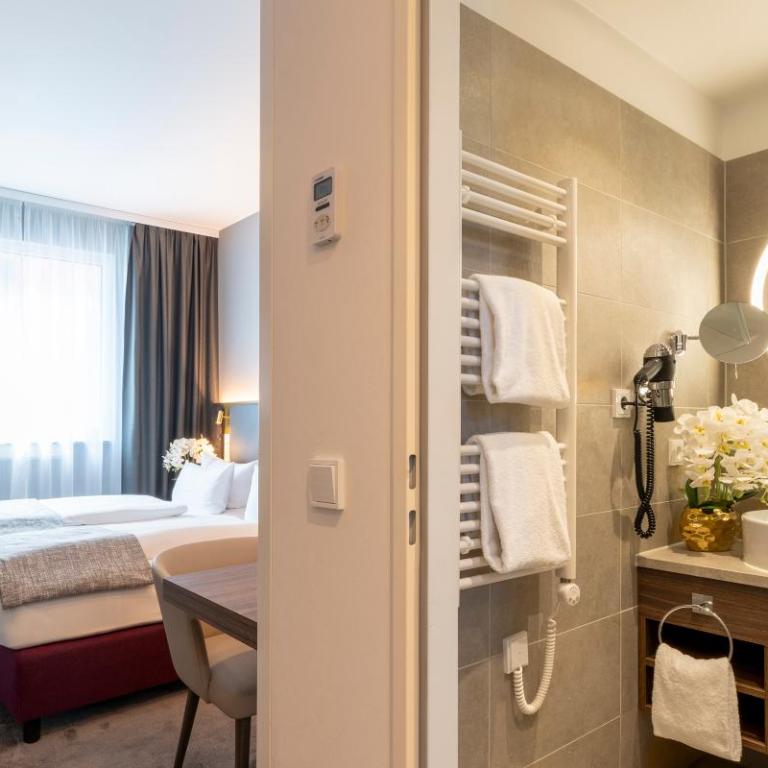 PLAZA Premium München - Twin Room - 7