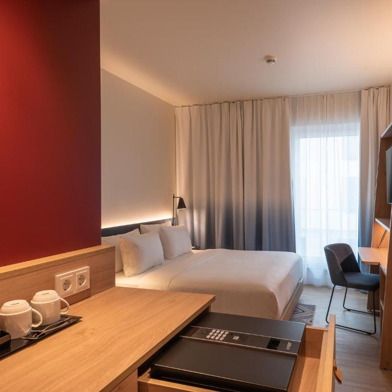 Hampton By Hilton Munich City North - Habitación con cama extragrande. - 3