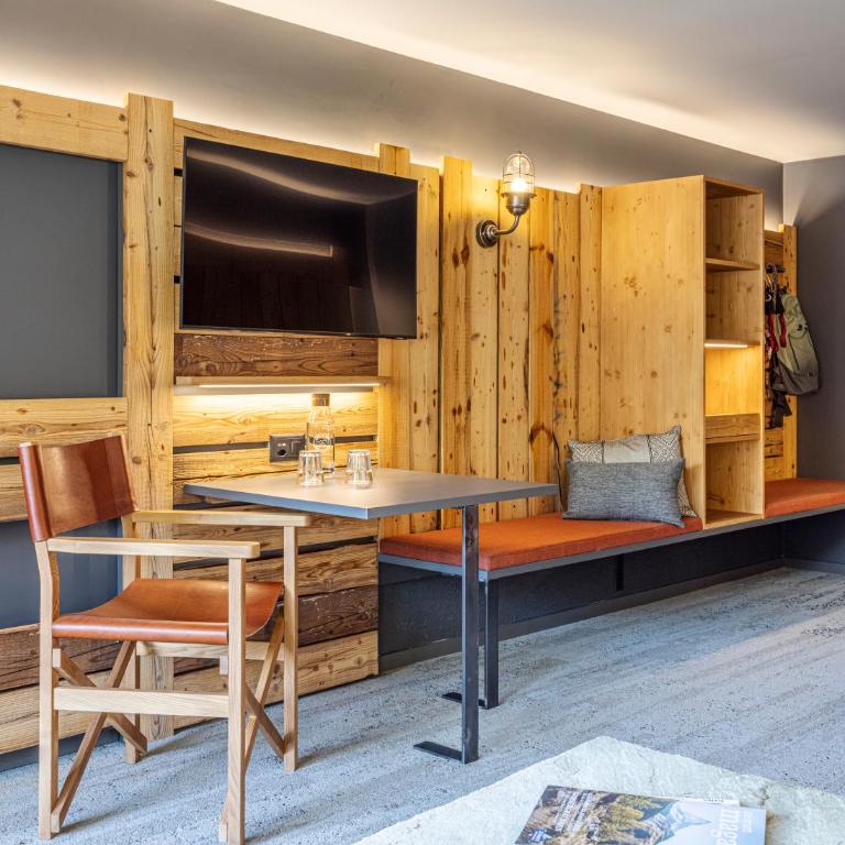BaseCamp Hotel - Doppelzimmer mit Bergblick und Balkon - 3