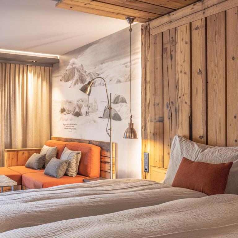 BaseCamp Hotel - Doppelzimmer mit Bergblick und Balkon - 1