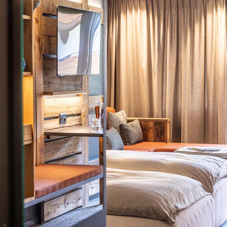 BaseCamp Hotel - Doppelzimmer mit Bergblick und Balkon - 4