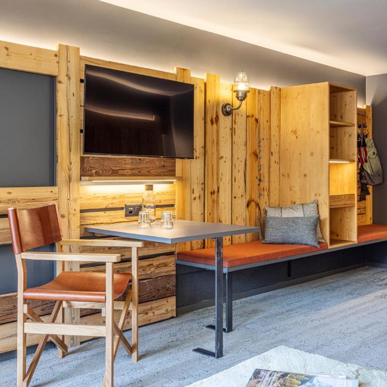 BaseCamp Hotel - Doppelzimmer mit Bergblick und Balkon - 7