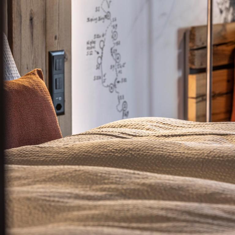 BaseCamp Hotel - Doppelzimmer mit Bergblick und Balkon - 9