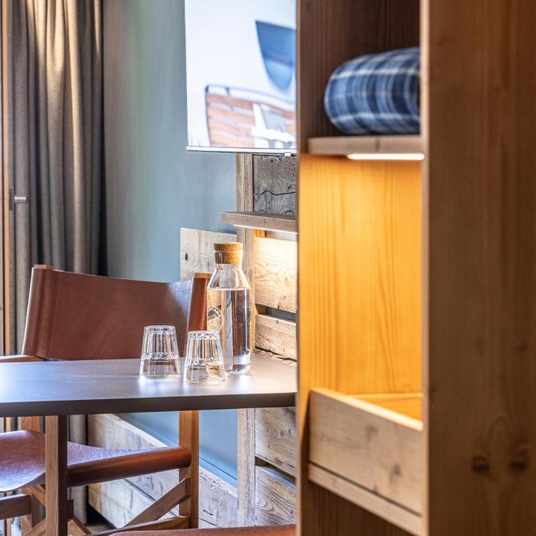 BaseCamp Hotel - Doppelzimmer mit Bergblick und Balkon - 8