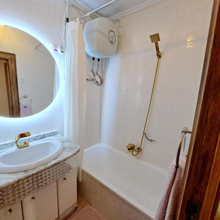 3 bedroom Flat with WiFi - Three-Bedroom Apartment - 5