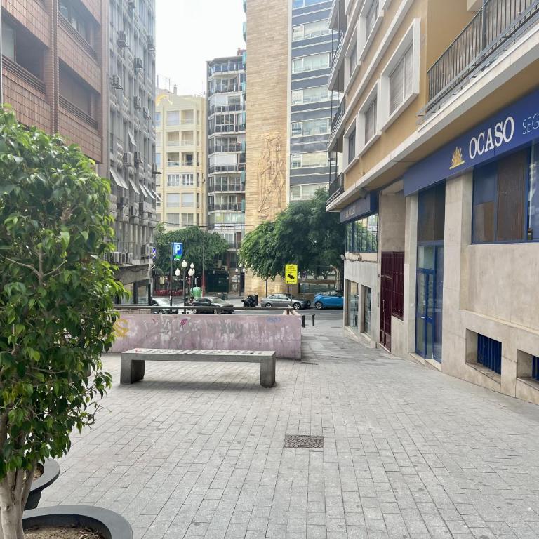 Cozy San Cristobal Apartment in Heart of Alicante - Apartment - 35