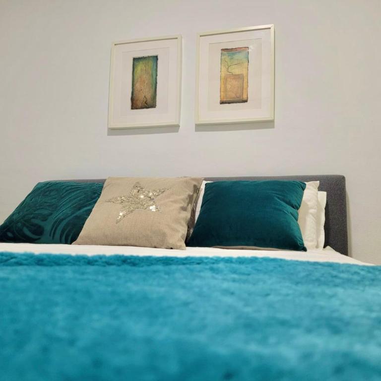 Barcelona Chic Apartments- Free Parking - 10 min BCN center by metro - Two-Bedroom Apartment - 42