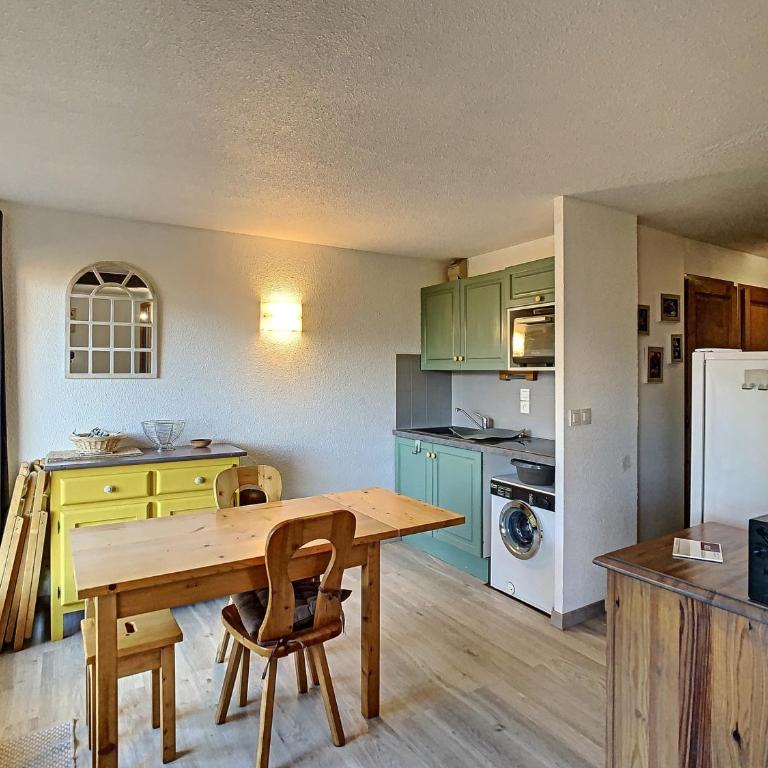 Charmant 2 pièces + coin cabine, proche centre Combloux, RDJ, terrasse, parking et casier à skis - Appartement 3 Chambres - 12